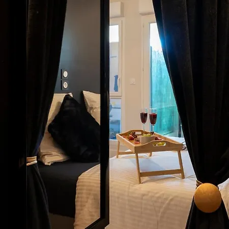 Apartment 007, Balneotherapie Et Miroirs Aux Beaux-arts