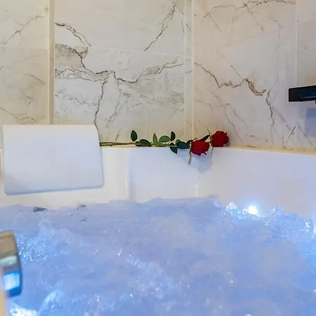 007, Balneotherapie Et Miroirs Aux Beaux-arts Apartment *