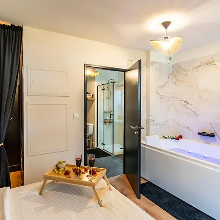 Apartment 007, Balneotherapie Et Miroirs Aux Beaux-arts